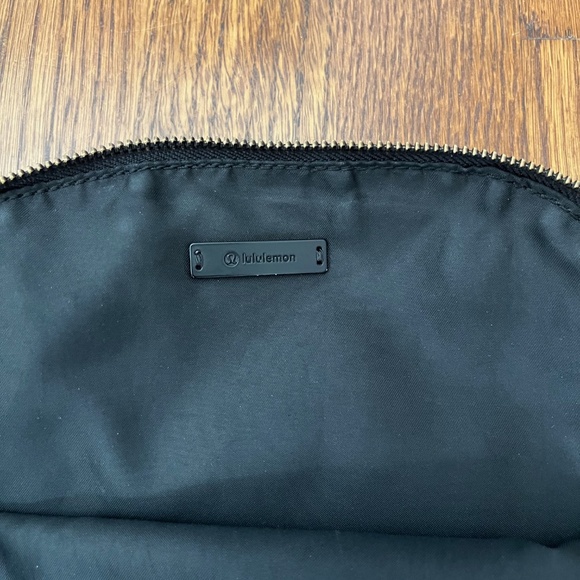 Lululemon All Night Festival Bag 5L - black with black hardware - Picture 7 of 7